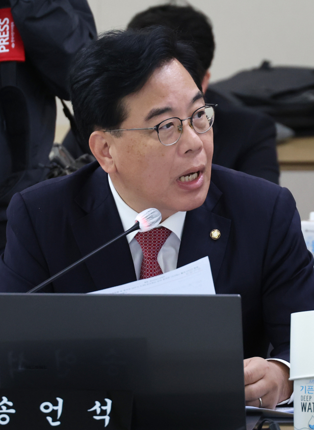 국민의힘 송언석 의원이 23일 서울 중구 한국은행에서 열린 국회 기획재정위원회의 한국은행 국정감사에서 질의하고 있다. 연합뉴스