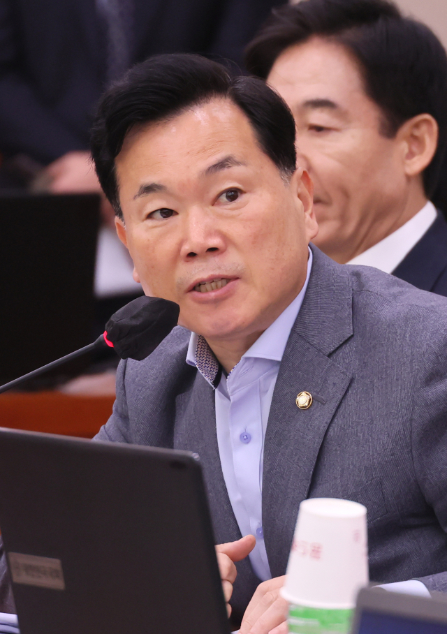 국민의힘 김승수 의원이 지난달 17일 국회 문화체육관광위원회에서 열린 한국콘텐츠진흥원, 한국문화정보원 등에 대한 국정감사에서 질의하고 있다. 연합뉴스