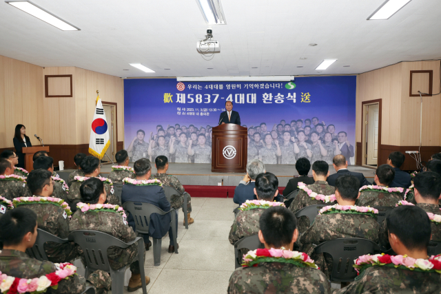지난 3일 상주대대에서 열린 환송식에서 강영석 상주시장이 부대 관계자들에게 격려와 감사의 말을 전하고 있다. 상주시 제공