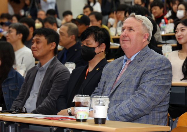 인요한 국민의힘 혁신위원장이 4일 오후 부산 경성대학교에서 열린 이준석 전 대표, 이언주 전 의원이 진행하는 토크콘서트에 참석해 있다. 이날 인요한 혁신위원장은 1시간 30분가량 진행된 토크콘서트를 지켜보고 자리를 떠났다. 이 전 대표와 별도의 대화는 없었다. 연합뉴스