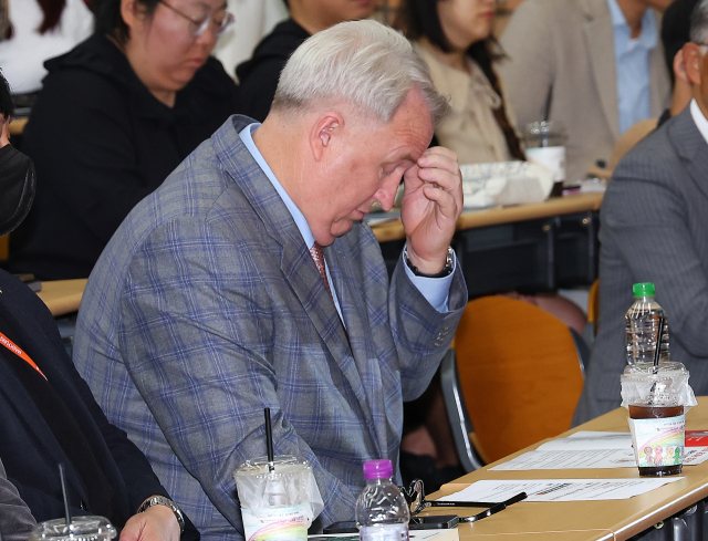 인요한 국민의힘 혁신위원장이 4일 오후 부산 경성대학교에서 열린 이준석 전 대표, 이언주 전 의원이 진행하는 토크콘서트에 참석해 있다. 이날 인요한 혁신위원장은 1시간 30분가량 진행된 토크콘서트를 지켜보고 자리를 떠났다. 이 전 대표와 별도의 대화는 없었다. 연합뉴스