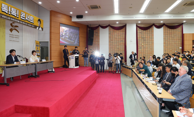 인요한 국민의힘 혁신위원장이 4일 오후 부산 경성대학교에서 열린 이준석 전 대표, 이언주 전 의원이 진행하는 토크콘서트에 참석해 있다. 이날 인요한 혁신위원장은 1시간 30분가량 진행된 토크콘서트를 지켜보고 자리를 떠났다. 이 전 대표와 별도의 대화는 없었다. 연합뉴스