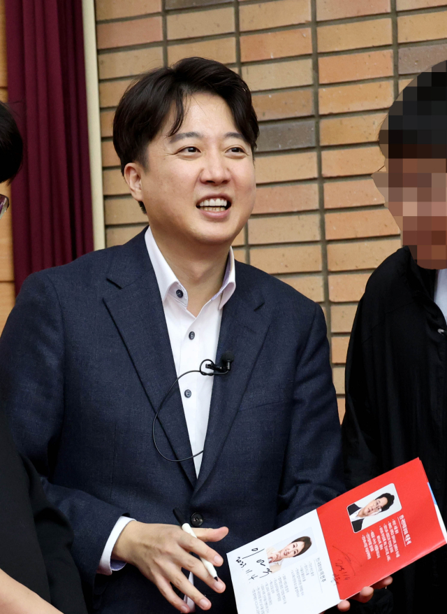 이준석 전 국민의힘 대표가 4일 오후 부산 경성대학교에서 이언주 전 의원과 함께 한 토크콘서트를 마치고 참석자에게 사인을 해주고 있다. 연합뉴스
