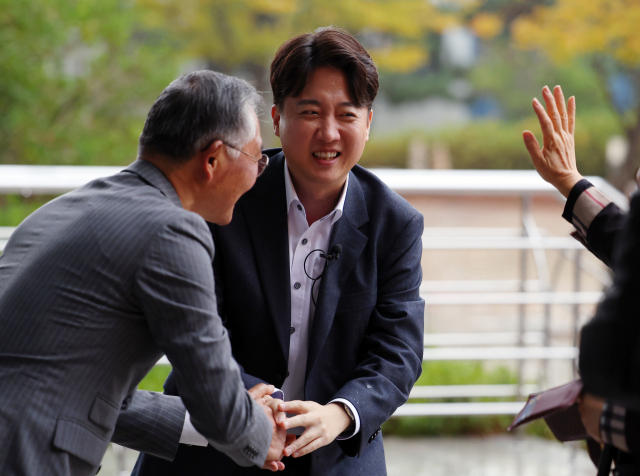 이준석 전 국민의힘 대표가 4일 오후 부산 경성대학교에서 열린 이언주 전 의원과 함께 진행한 토크콘서트에 참석하고 있다. 이날 인요한 혁신위원장은 1시간 30분가량 진행된 토크콘서트를 지켜보고 자리를 떠났다. 이 전 대표와 별도의 대화는 없었다. 연합뉴스