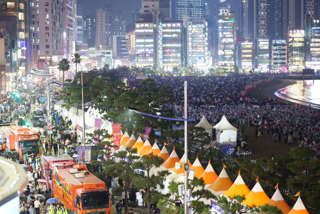 4일 오후 부산 광안리해수욕장 일대가 광안리불꽃축제를 보기위한 관람객들로 북적이고 있다. 연합뉴스