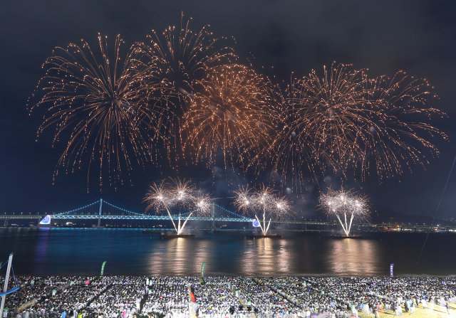4일 오후 부산 광안리해수욕장 일대에서 열린 제18회 부산불꽃축제에서 화려한 불꽃이 가을 밤바다를 수놓고 있다. 올해 불꽃축제는 2030부산엑스포 유치를 기원하며 1부 