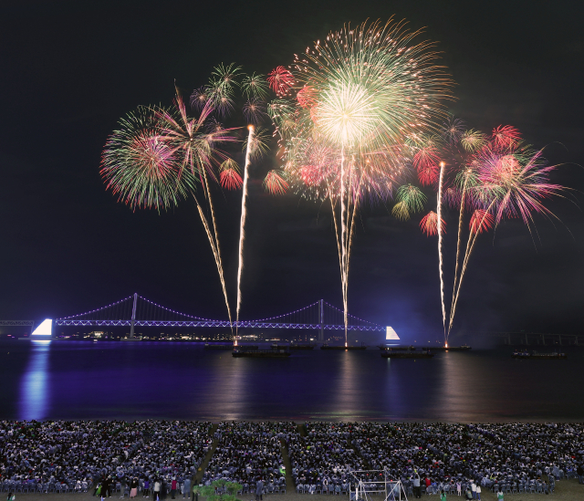 4일 오후 부산 광안리해수욕장 일대에서 열린 제18회 부산불꽃축제에서 화려한 불꽃이 가을 밤바다를 수놓고 있다. 올해 불꽃축제는 2030부산엑스포 유치를 기원하며 1부 