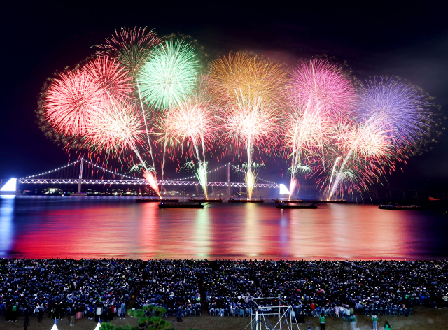 4일 오후 부산 광안리해수욕장 일대에서 열린 제18회 부산불꽃축제에서 화려한 불꽃이 가을 밤바다를 수놓고 있다. 올해 불꽃축제는 2030부산엑스포 유치를 기원하며 1부 
