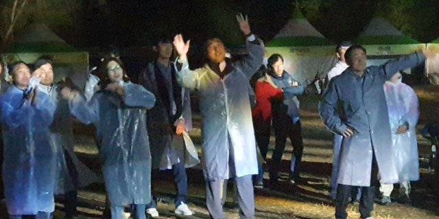 이남철 고령군수(오른쪽)가 고령 락 페스티벌에서 율동을 하고 있다. 고령군 제공