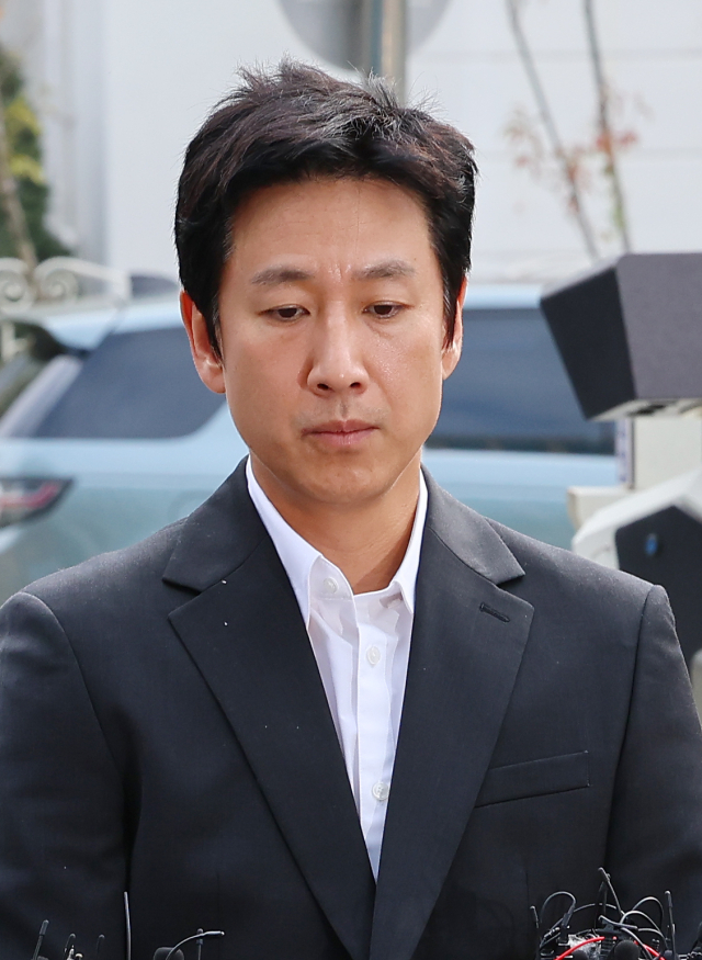 마약 투약 혐의를 받는 배우 이선균이 지난 11월 4일 오후 조사를 받기 위해 인천논현경찰서에 있는 인천경찰청 마약범죄수사계에 재출석하고 있다. 연합뉴스