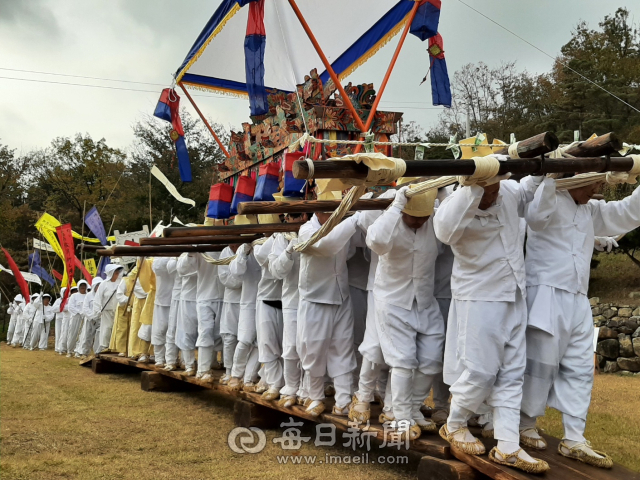 (사)나라얼연구소 주최로 4일 경산상엿집에서 열린 제10회 한국 전통상례문화 국제 학술제에서 대구 달성군 화원읍 설화리상여소리보존회가 전통 상여 행렬을 재연하고 있는 모습. 김진만 기자