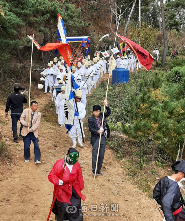 (사)나라얼연구소 주최로 4일 경산상엿집에서 열린 제10회 한국 전통상례문화 국제 학술제에서 대구 달성군 화원읍 설화리상여소리보존회가 전통 상여 행렬을 재연하고 있는 모습. 김진만 기자