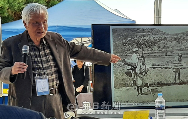 김광언 인하대 명예교수가 4일 경산상엿집에서 열린 제10회 한국전통상례문화 전승 및 세계화 방안 국제학술제에서 발표를 하고 있다. 김진만 기자