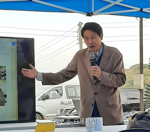 박규홍 전 경일대 교수가 4일 경산상엿집에서 열린 제10회 한국전통상례문화 전승 및 세계화 방안 국제학술제에서 발표를 하고 있다. 김진만 기자