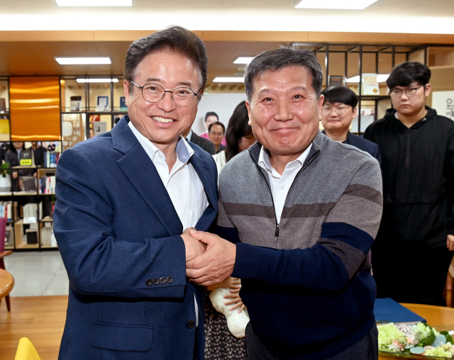 경북도는 4일 도청에서 생환 광부 박정하 씨와 그 가족, 사고 초반에 자력 탈출한 정모 씨와 그 자녀를 초청해 간담회를 했다. 경북도 제공