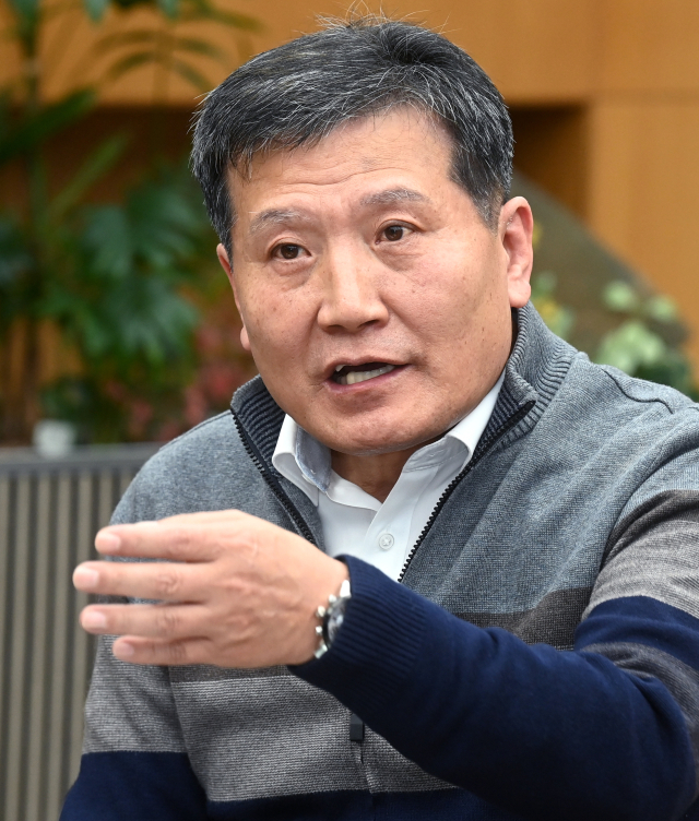 경북도는 4일 도청에서 생환 광부 박정하 씨와 그 가족, 사고 초반에 자력 탈출한 정모 씨와 그 자녀를 초청해 간담회를 했다. 경북도 제공