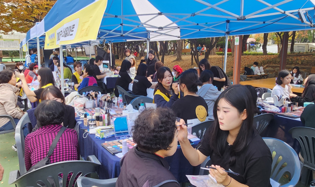 5일 열린 대구시청소년재능기부봉사단과 함께하는 재능나눔 행복한마당에 참여한 학생들이 메이크업 봉사활동을 펼치고 있다. 대구시청소년재능기부봉사단 제공