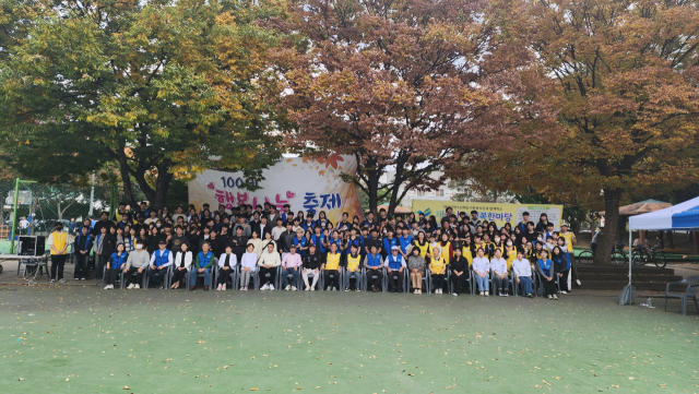 5일 재능나눔 행복한마당에 참여한 자원봉사자들이 단체 사진을 찍었다. 대구시청소년재능기부봉사단 제공