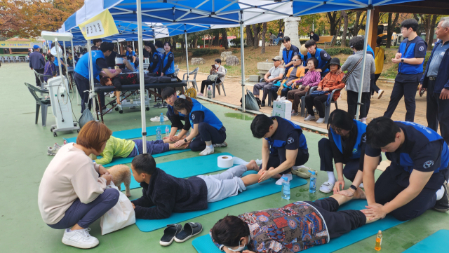 5일 재능나눔 행복한마당에 참가한 자원봉사자들이 시민들을 대상으로 물리치료 봉사활동을 펼치고 있다. 대구시청소년재능기부봉사단 제공.