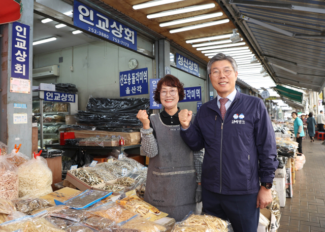 황병우 대구은행장과 대구은행 임직원들이 지난 4일 중구 서문시장을 찾아 황선탁 서문시장상가연합회장과 상권 활성화를 위한 협력 방안을 논의했다. 대구은행 제공