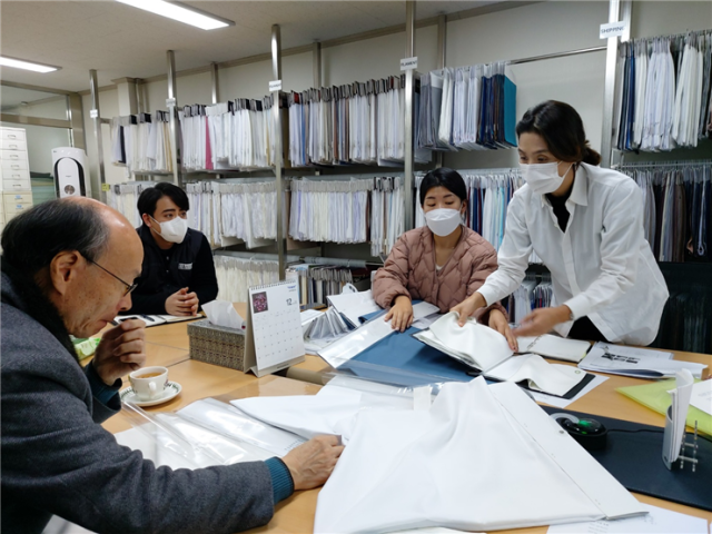 한국섬유개발연구원(ktdi)은 엑스플로어㈜와 중기부의 구매조건부 신제품개발사업으로, 폴리에스터 복합사를 이용해 내마모성과 항필링성이 개선된 고감성 로브(robe) 원단 제품개발에 성공했다고 5일 밝혔다. 한국섬개연 제공