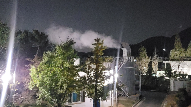 대구공공시설관리공단 상리사업소 내에 위치한 하수처리장에서 하얀 연기가 뿜어져 나오고 있다. 독자 제공