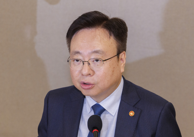조규홍 보건복지부 장관이 1일 오전 서울 종로구 정부서울청사에서 열린 2023년 제2차 보건 의료정책심의위원회에 참석해 의대 정원 단계적 확대 등 현안에 대해 발언하고 있다. 연합뉴스