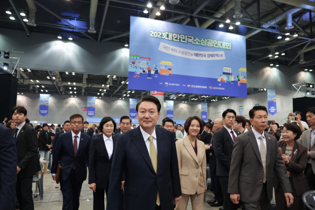 윤석열 대통령이 3일 경기도 고양시 킨텍스에서 열린 대한민국 소상공인대회 개막식에 참석하고 있다. 연합뉴스