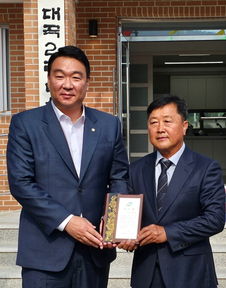 국민의힘 정희용 국회의원이 고령군 우곡면 대곡2리 주민대표로부터 감사패를 받고 있다. 정희용 의원실 제공