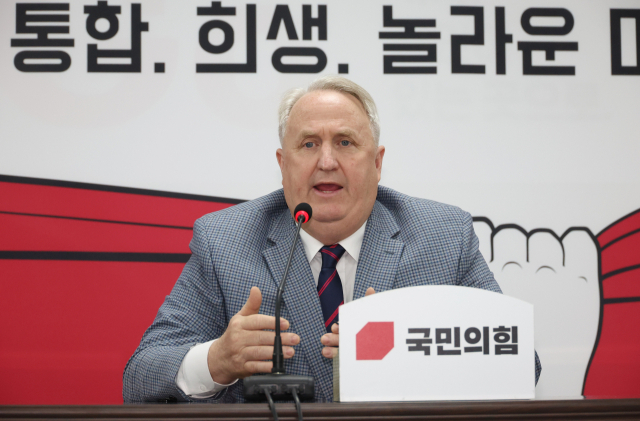 국민의힘 인요한 혁신위원장이 3일 여의도 당사에서 열린 제3차 전체회의에서 발언을 하고 있다. 연합뉴스