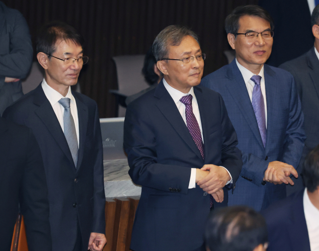 안철상 대법원장 권한대행(왼쪽부터)과 유남석 헌법재판소장, 노태악 중앙선거관리위원장이 지난달 31일 국회에서 열린 대통령 시정연설에 참석해 있다. 연합뉴스