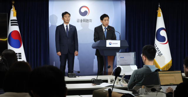 김주현 금융위원장(오른쪽)과 이복현 금융감독원장이 5일 정부서울청사에서 임시 금융위원회를 마치고 공매도 제도와 관련한 브리핑을 하고 있다. 연합뉴스