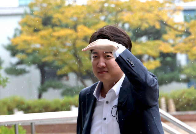 이준석 전 국민의힘 대표가 4일 오후 부산 경성대학교에서 이언주 전 의원과 함께 토크콘서트를 하기 위해 행사장으로 향하고 있다. 연합뉴스