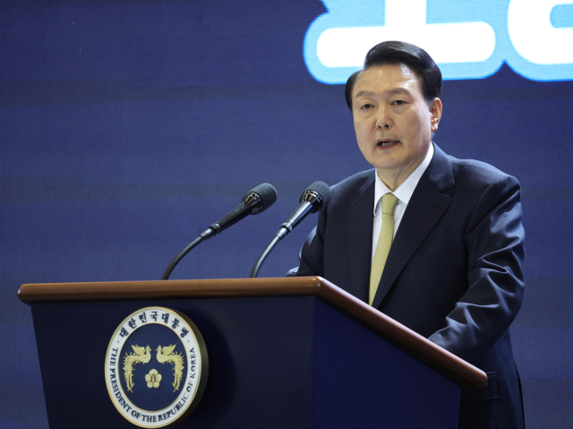 윤석열 대통령이 3일 경기도 고양시 킨텍스에서 열린 2023 대한민국 소상공인대회 개막식에서 격려사를 하고 있다. 연합뉴스