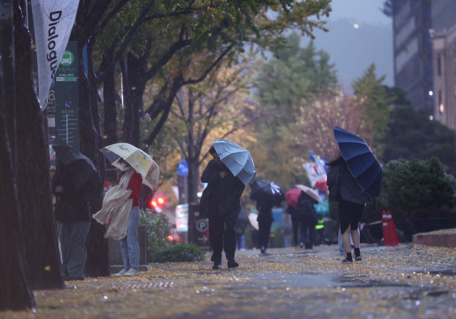 6일 오전 거센 비바람이 부는 서울 시청 인근 세종대로에서 시민들이 강풍을 맞으며 걸어가고 있다. 연합뉴스