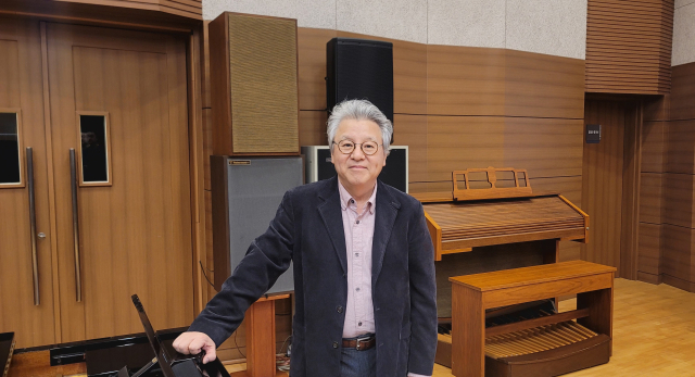김인재 대구시립합창단 지휘자가 매일신문과 인터뷰가 끝난 후 합창단 연습실에서 포즈를 취하고 있다. 심헌재 기자