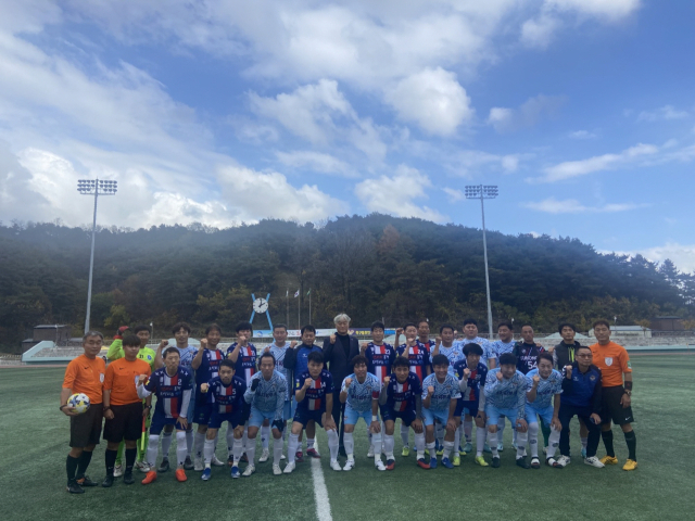 제1회 봉화송이한약우배 전국 동호인 축구대회 우승팀들이 파이팅을 외치고 있다. 봉화군 제공