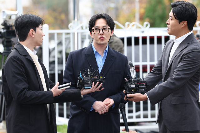 마약 투약 혐의를 받는 가수 지드래곤(권지용)이 6일 오후 인천 논현경찰서로 출석하며 취재진 질문에 답하고 있다. 연합뉴스