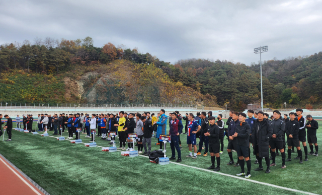 제1회 봉화송이한약우배 전국 동호인축구대회에 전국에서 12개팀이 참가했다. 봉화군 제공