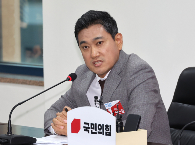 27일 서울 여의도 국민의힘 중앙당사에서 열린 혁신위원회 첫 회의에서 오신환 위원이 인사말을 하고 있다. 연합뉴스