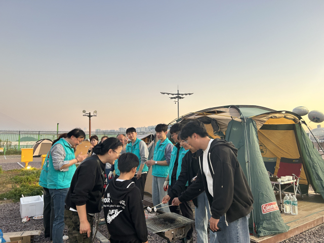 지난 3일 부산항 야영장에서 열린 BPA 캠핑 행사에서 참여자들이 바비큐를 즐기고 있다. [사진=BPA]