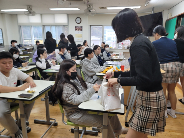 매천고등학교 미술봉사단 1, 2학년 학생들이 수능을 앞둔 3학년 선배들을 응원하고자 직접 디자인한 봉투에 선물을 포장해 선배들에게 전달하고 있다. 대구시교육청 제공