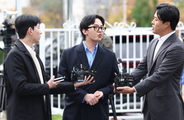 마약 투약 혐의를 받는 가수 지드래곤(권지용)이 6일 오후 인천 논현경찰서로 출석하며 취재진 질문에 답하고 있다. 연합뉴스