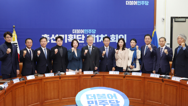 6일 국회에서 열린 더불어민주당 총선기획단 제1차 회의에서 이재명 대표와 조정식 단장 및 위원들이 기념사진을 찍고 있다. 연합뉴스