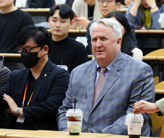 인요한 국민의힘 혁신위원장이 오는 8일 대구를 찾아 홍준표 대구시장을 만날 것으로 전해졌다. 인요한 국민의힘 혁신위원장이 4일 오후 부산 경성대학교에서 열린 이준석 전 대표, 이언주 전 의원이 진행하는 토크콘서트에 참석했다. 연합뉴스