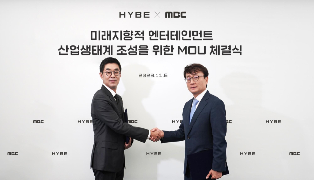 박지원 하이브 CEO(왼쪽)와 안형준 MBC 사장. 연합뉴스