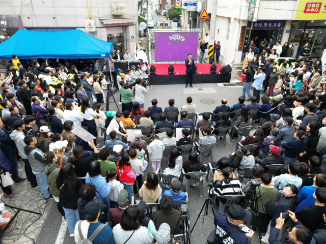 경북 칠곡군이 왜관읍 원도심의 골목상권 활성화를 위해 쩜오골목축제를 열고 있다. 칠곡군 제공