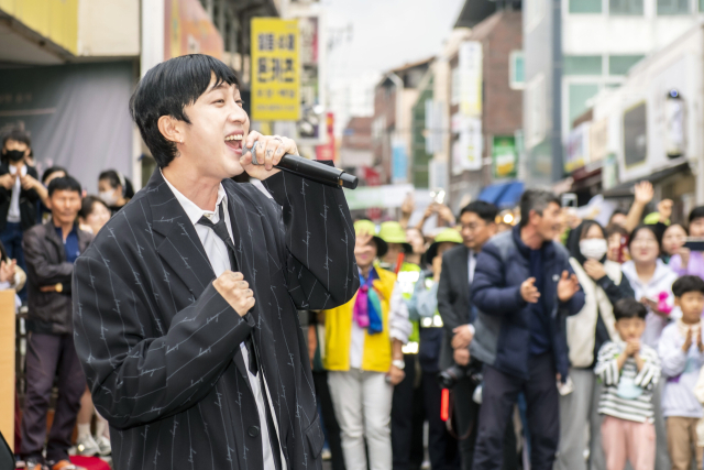 래퍼 슬리피(왼쪽)가 경북 칠곡군이 개최한 쩜오골목축제에서 공연을 펼치고 있다. 칠곡군 제공