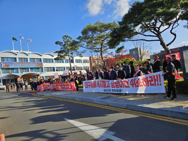 의성군 비안면 화신1리·산제2리 주민들이 7일 의성군청 앞에서 신공항 이전을 반대하는 집회를 열고 있다. 화신1리환경소음피해대책위원회 제공.