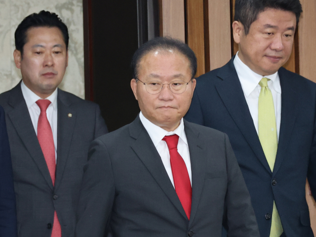 국민의힘 윤재옥 원내대표가 7일 국회에서 열린 원내대책회의에 참석하고 있다. 연합뉴스